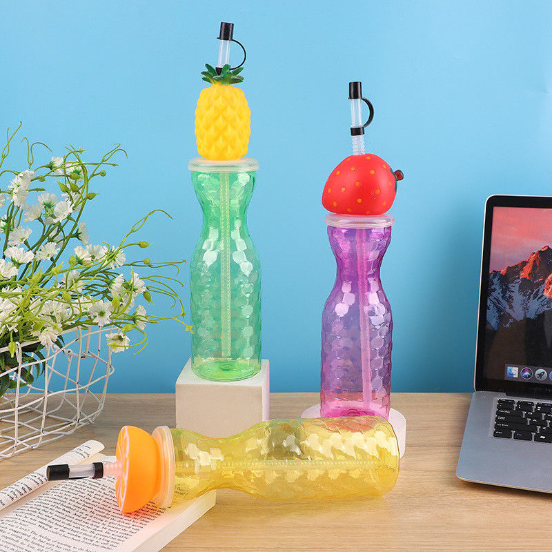 Copo de plástico personalizado em forma de fruta com chá de leite de palha