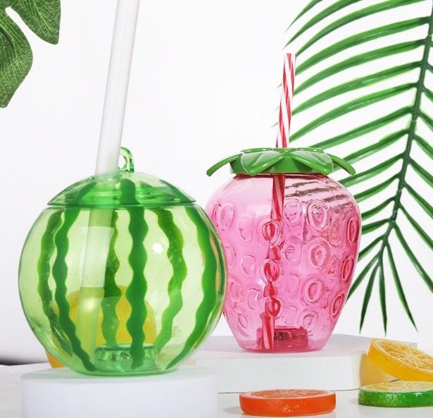 Copo de plástico personalizado em forma de fruta com chá de leite de palha